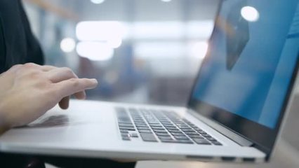 工廠工人的安全帽一臺(tái)筆記本電腦用工程軟件